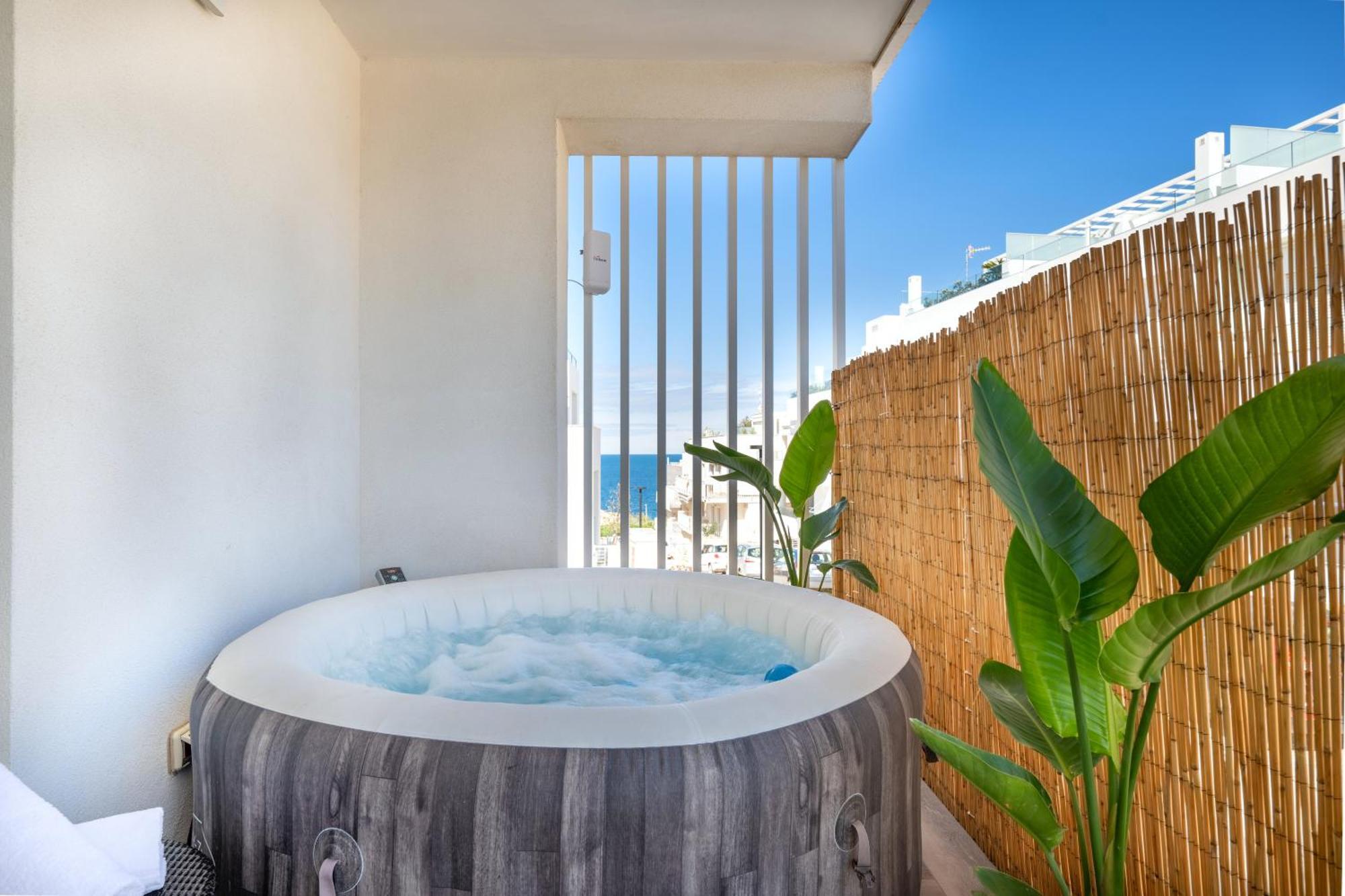 Exclusive Deluxe Apt Up To 6 People & Heated Tub Polignano a Mare Dış mekan fotoğraf